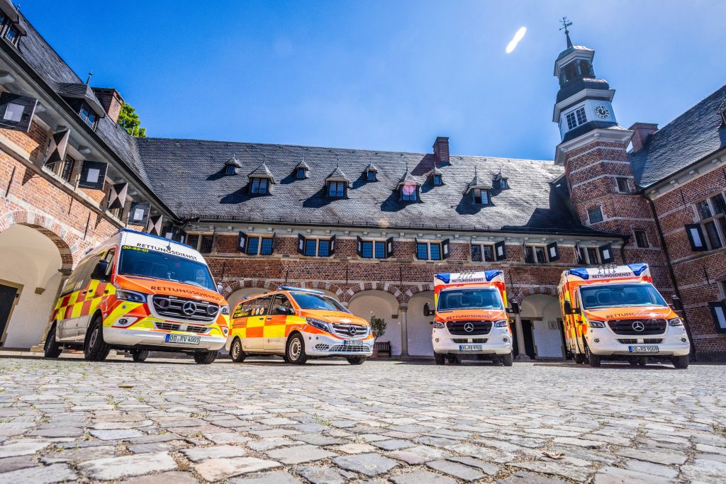 Vier Rettungsfahrzeuge stehen vor Schloss